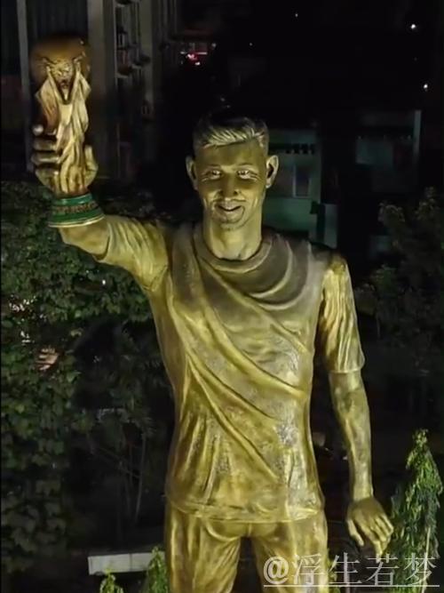 梅西印度行启程，加尔各答揭幕21米高捧杯雕像